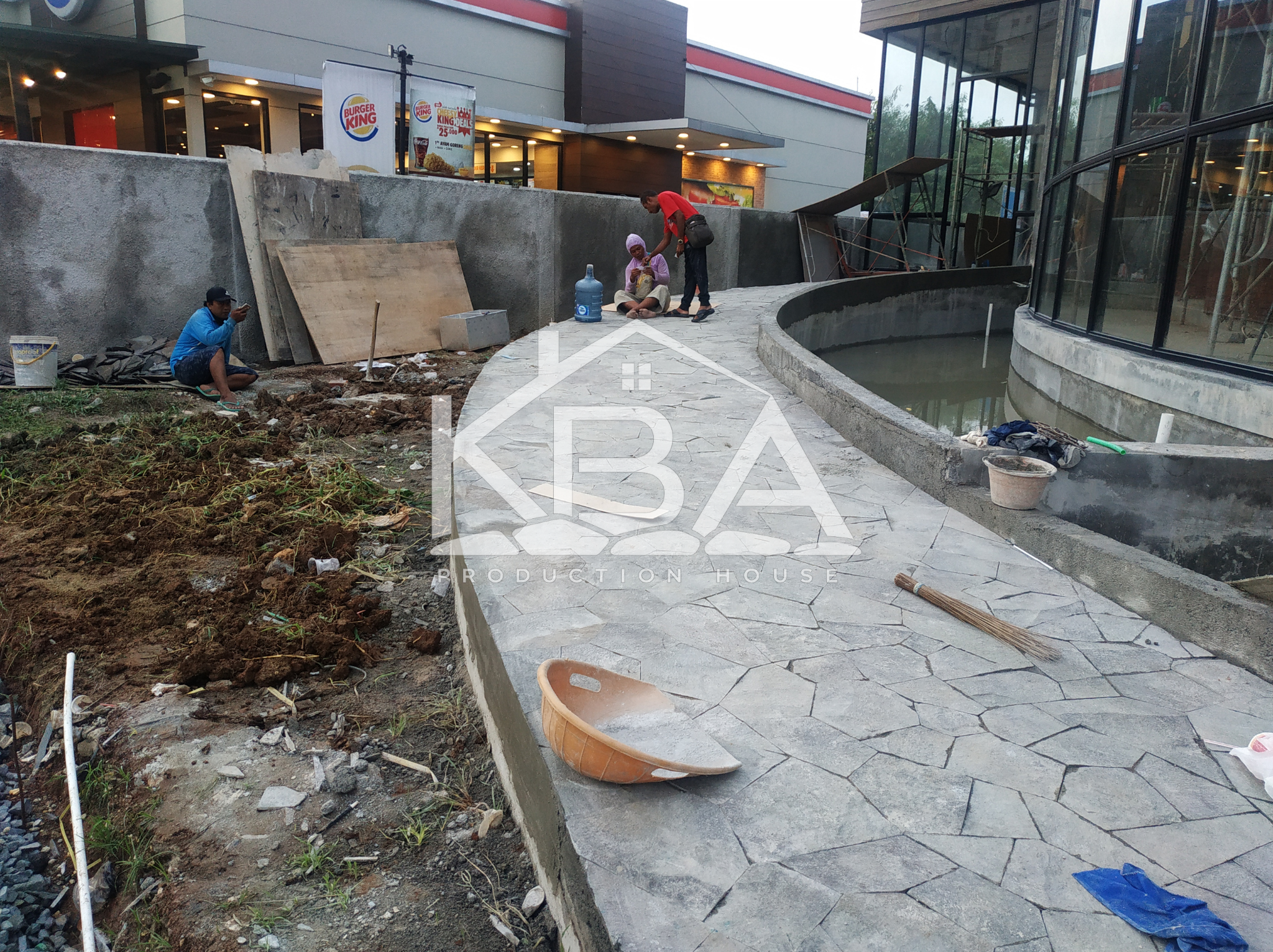 Pemasangan batu alam untuk jalur taman dan dinding Holywings Indonesia