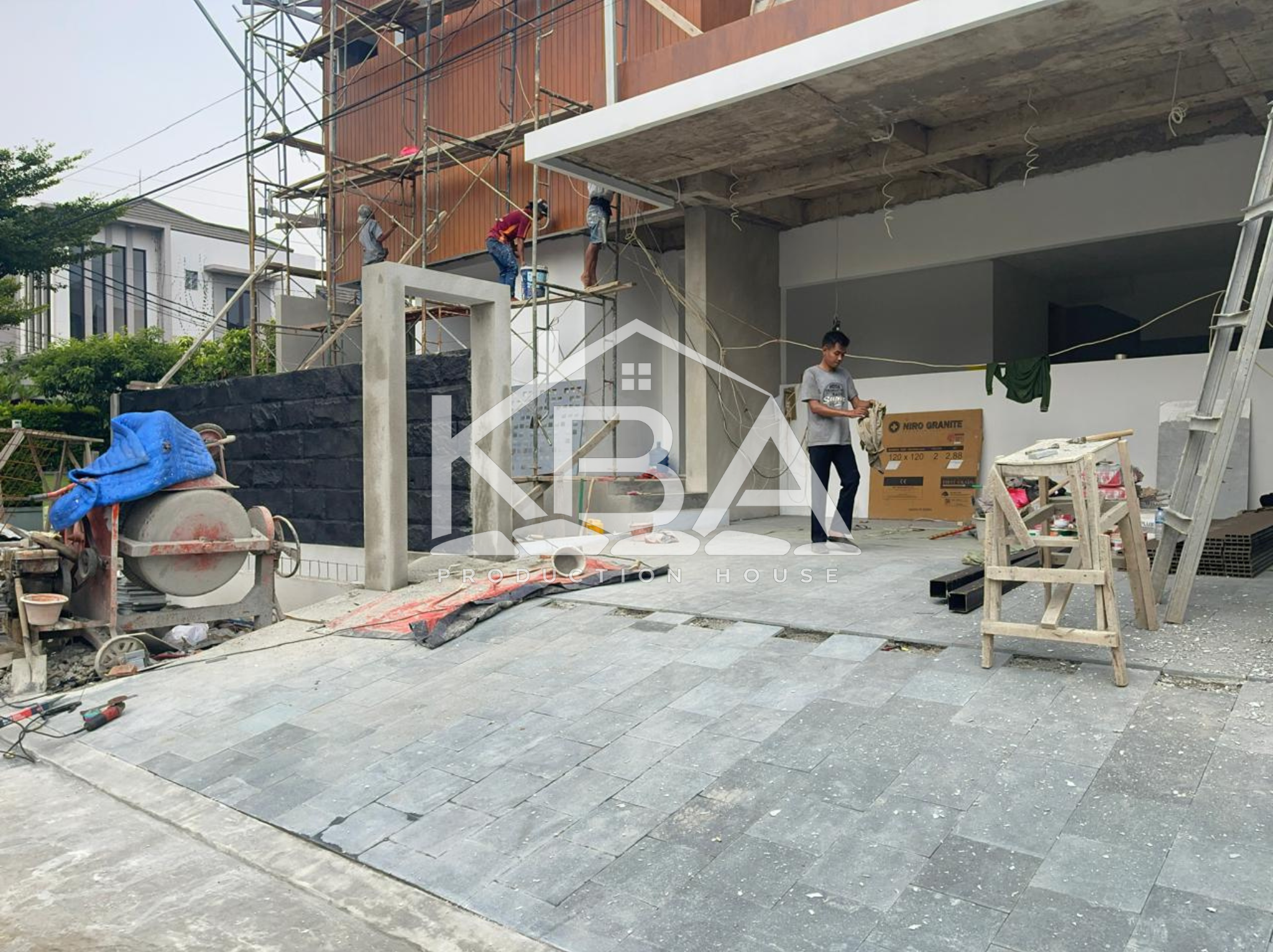 Pemasangan batu alam pada carport dan dinding pagar