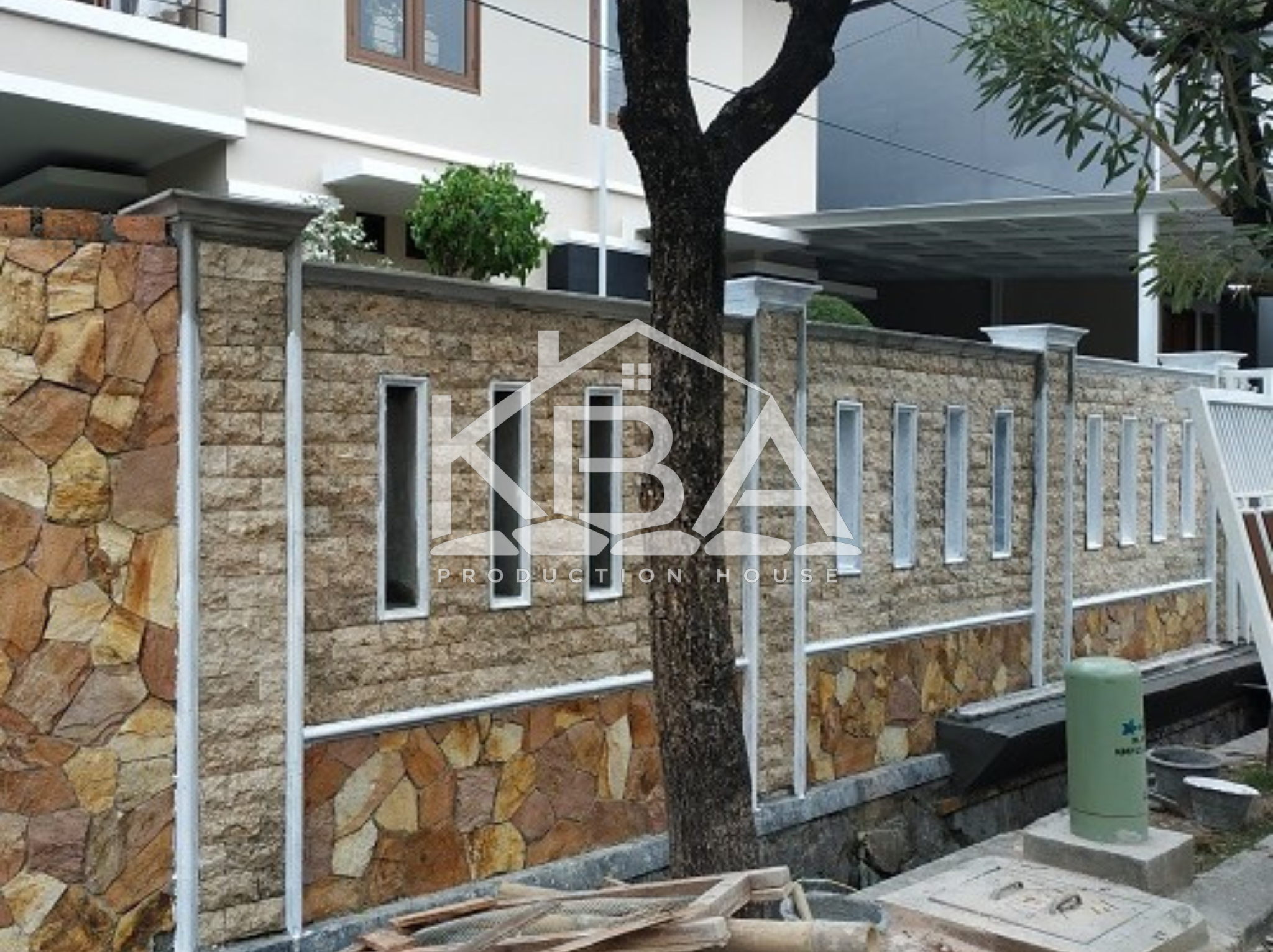 Pemasangan batu alam untuk pagar rumah