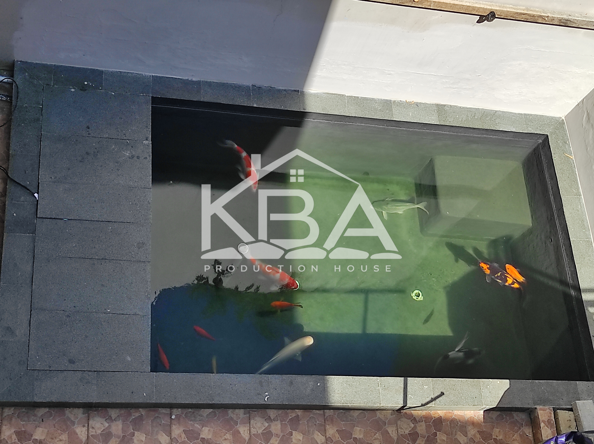 Pemasangan batu alam untuk kolam ikan