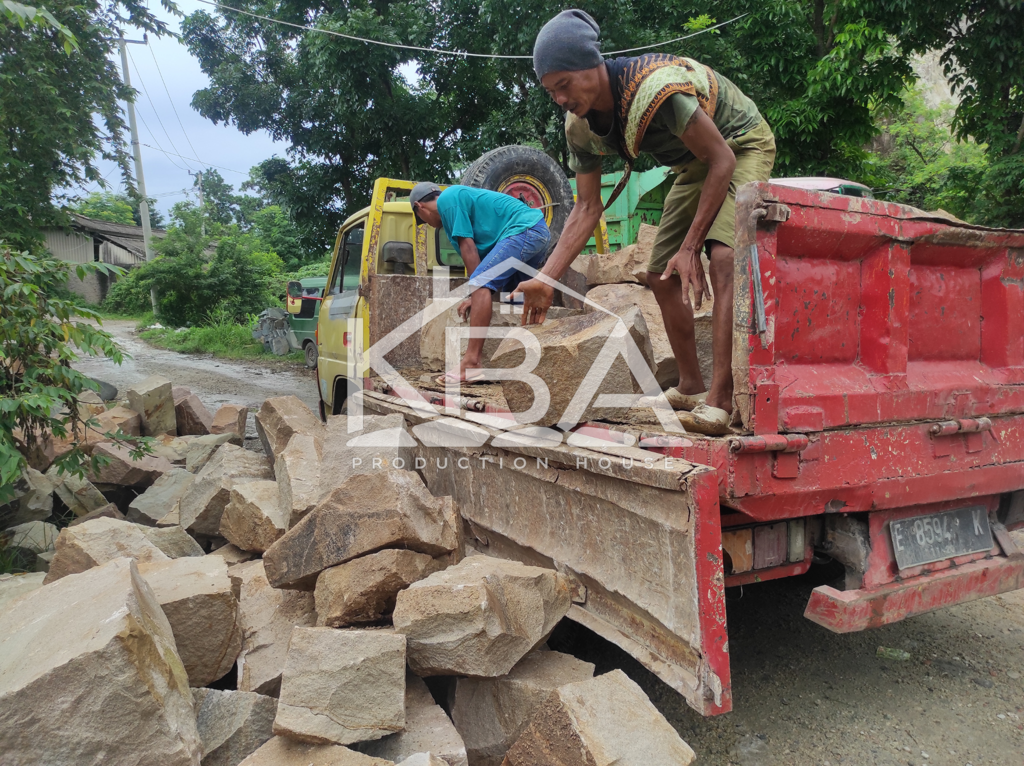 Proses pembongkaran bongkahan batu alam