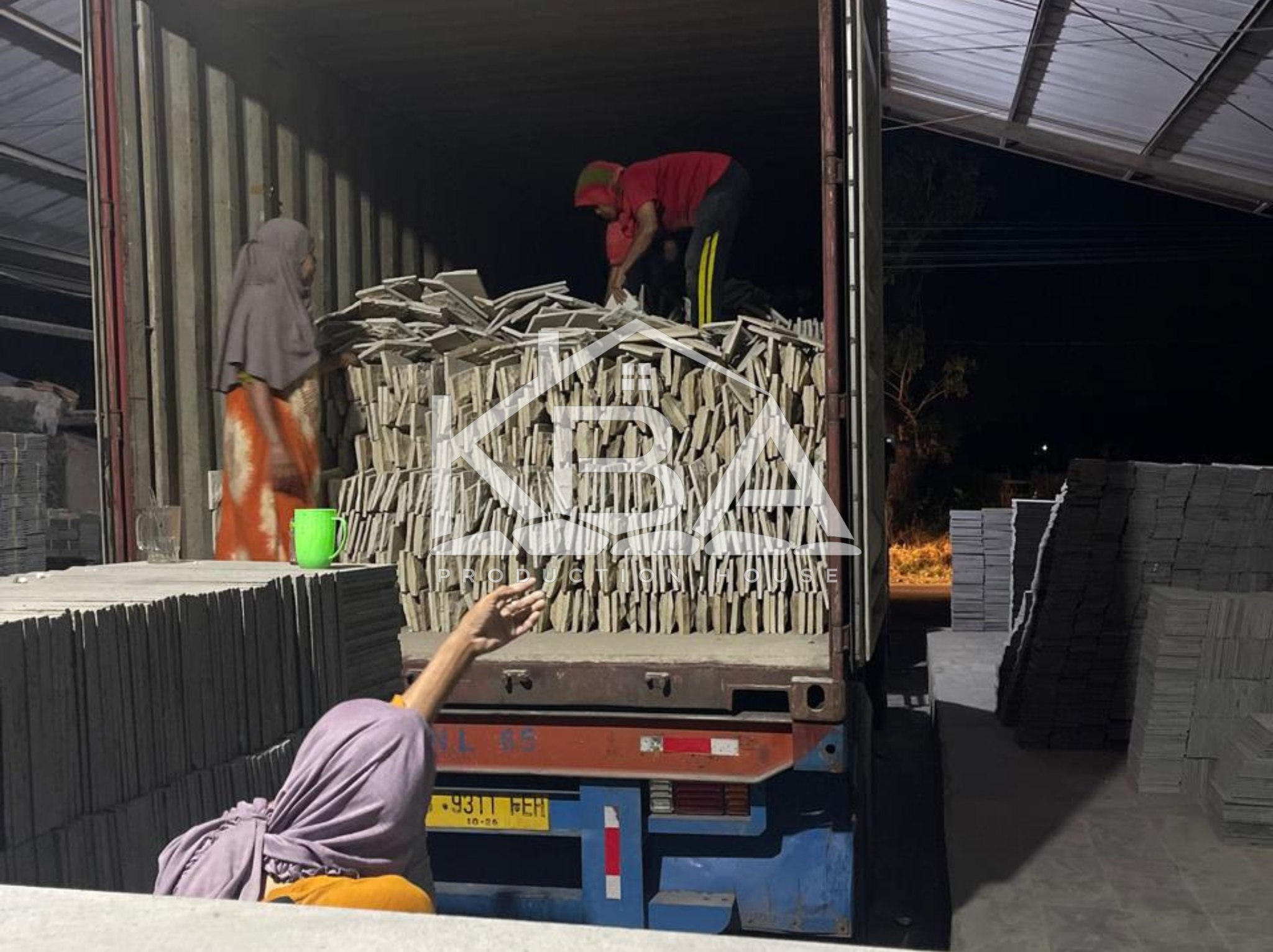 Proses pengangkutan batu alam untuk customer